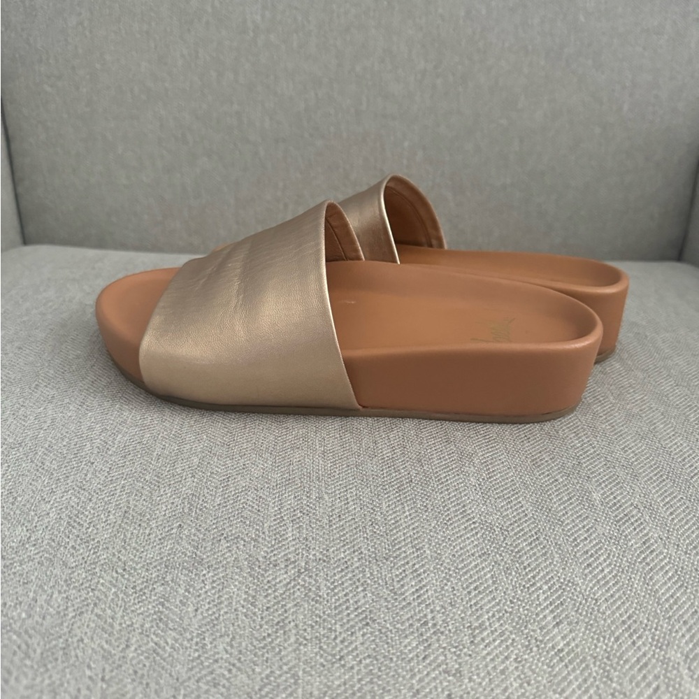 Beeks Sandals Womens size 7 Never worn Original packaging, box, dust cover bag.